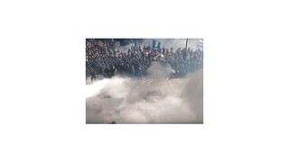 Pred parlamentom v Kyjeve vybuchol bojový granát, Porošenko nepokoje odsúdil